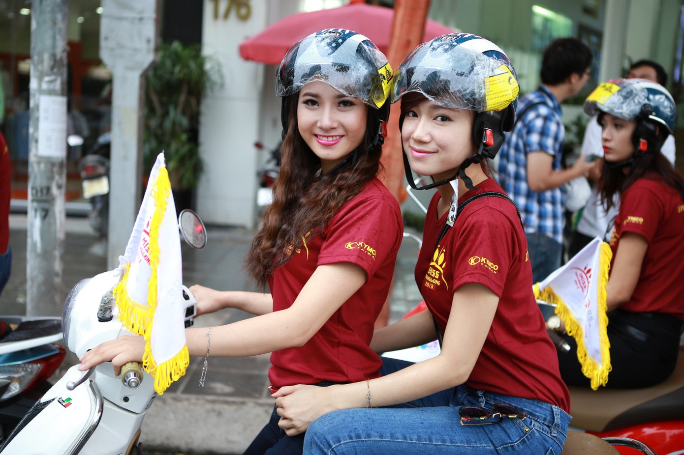 Nữ sinh khoe nét đẹp dịu dàng cùng mũ bảo hiểm