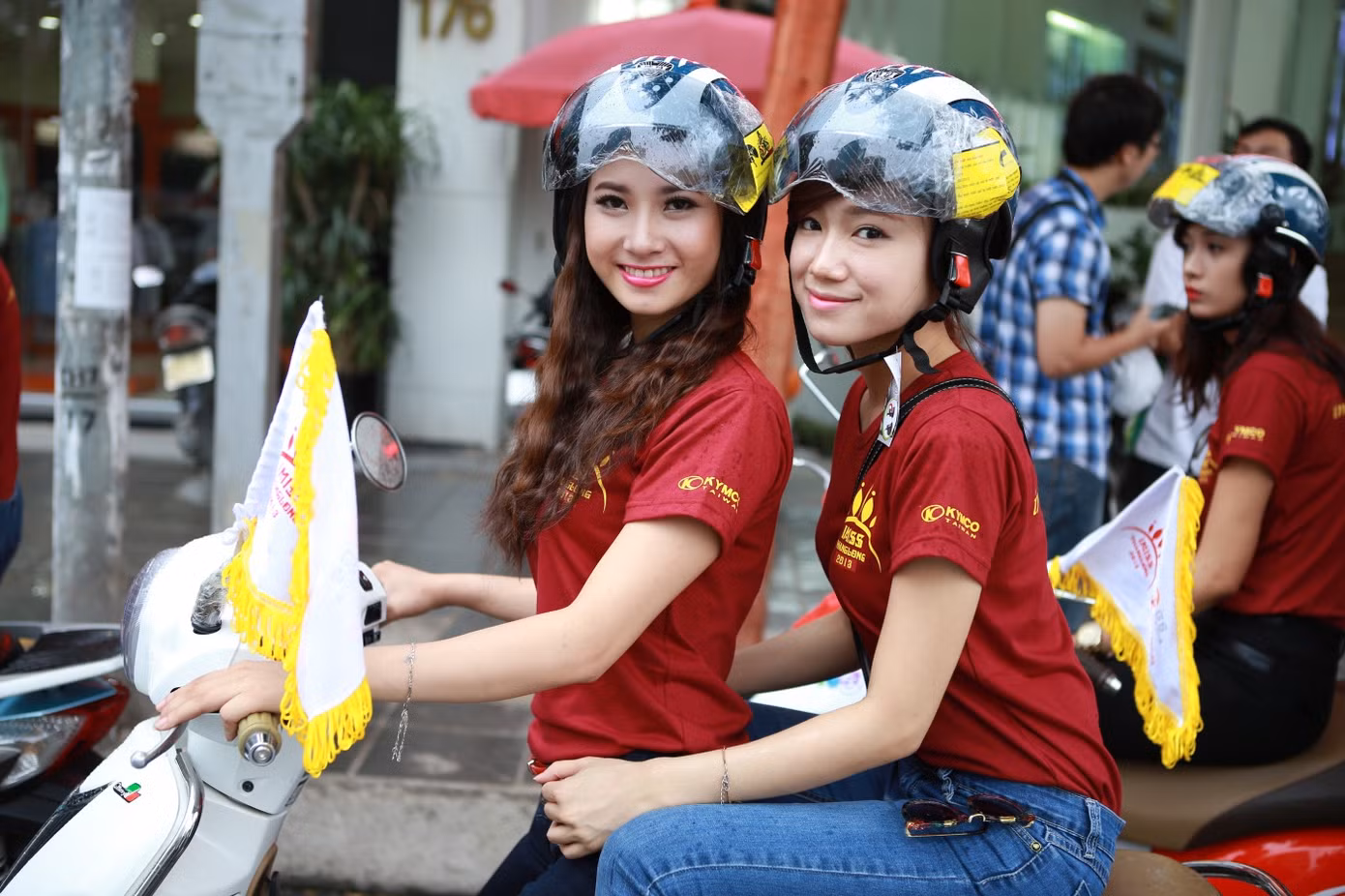 Nữ sinh khoe nét đẹp dịu dàng cùng mũ bảo hiểm. Nữ sinh khoe nét đẹp dịu dàng cùng mũ bảo hiểm