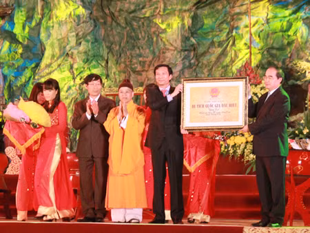 Tham dự lễ khai hội và trao bằng công nhận di tích quốc gia đặc biệt có Phó chủ tịch nước Nguyễn Thị Doan, Phó Thủ tướng Chính phủ Nguyễn Thiện Nhân, cùng nhiều đại diện Lãnh đạo đến từ trung ương, Lãnh đạo tỉnh Quảng Ninh và hàng ngàn du khách thập phương, bà con phật tử trong nước cũng như quốc tế