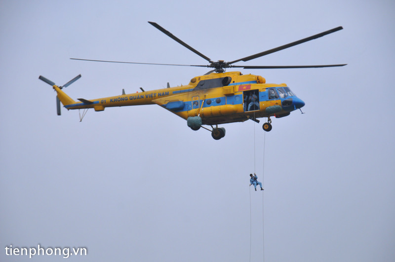 Lực lượng cứu nạn tiếp cận hiện trường từ trực thăng