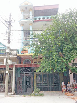 Nhà bà Lê Thị Thúy (ở thôn Mạn Đê, xã Nam Trung), nơi trước đây từng đặt trụ sở Cty TNHH Hanh Thúy, luôn cửa đóng then cài. Ảnh: Tuấn Nguyễn Nhà bà Lê Thị Thúy (ở thôn Mạn Đê, xã Nam Trung), nơi trước đây từng đặt trụ sở Cty TNHH Hanh Thúy, luôn cửa đóng then cài