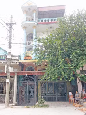 Nhà bà Lê Thị Thúy (ở thôn Mạn Đê, xã Nam Trung), nơi trước đây từng đặt trụ sở Cty TNHH Hanh Thúy, luôn cửa đóng then cài. Ảnh: Tuấn Nguyễn Nhà bà Lê Thị Thúy (ở thôn Mạn Đê, xã Nam Trung), nơi trước đây từng đặt trụ sở Cty TNHH Hanh Thúy, luôn cửa đóng then cài