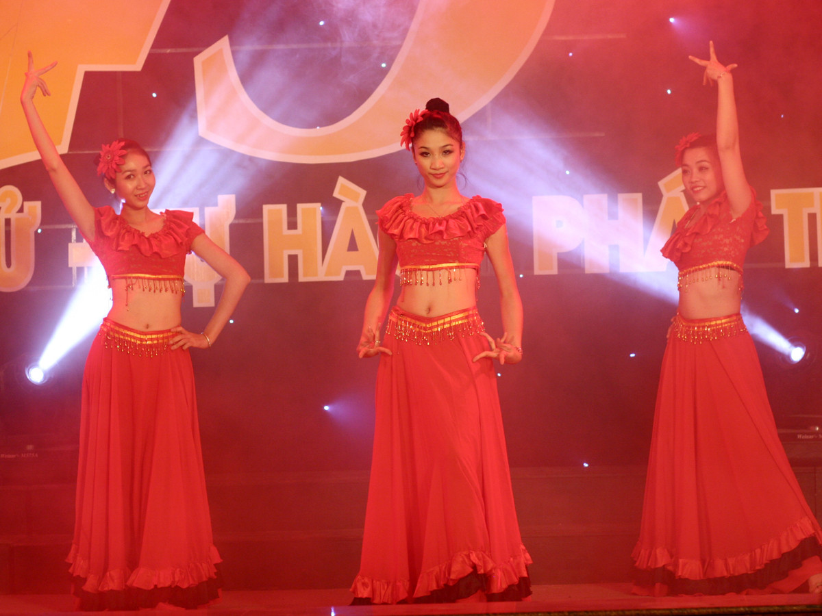 Nóng bỏng với điệu nhảy của vũ đoàn Camelia