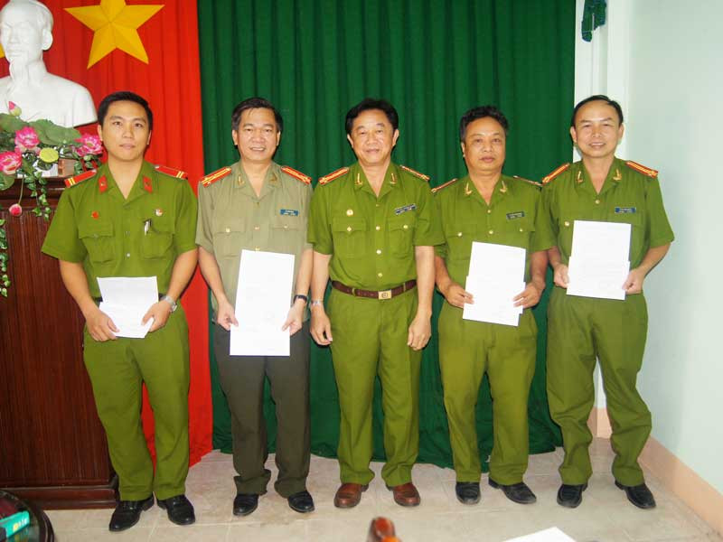 Công an tỉnh Bình Dương thưởng nóng cho tập thể cá nhân phá chuyên án, bắt hung thủ giết người đốt xác gây chấn động dư luận. Công an tỉnh Bình Dương thưởng nóng cho tập thể cá nhân phá chuyên án, bắt hung thủ giết người đốt xác gây chấn động dư luận