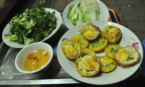 Bánh căn ở đây ăn với nước mắm chua ngọt, rau sống