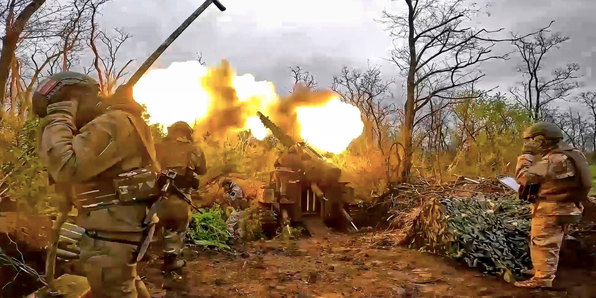 Một khẩu pháo của Nga bắn về phía lực lượng Ukraine tại địa điểm không được tiết lộ. (Ảnh: BQP Nga) Một khẩu pháo của Nga bắn về phía lực lượng Ukraine tại địa điểm không được tiết lộ. (Ảnh: BQP Nga)