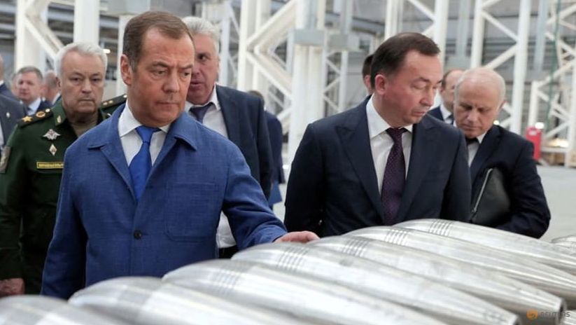 Phó Chủ tịch Hội đồng An ninh Nga Dmitry Medvedev trong một chuyến thăm nhà máy vũ khí. (Ảnh: Reuters) Phó Chủ tịch Hội đồng An ninh Nga Dmitry Medvedev trong một chuyến thăm nhà máy vũ khí. (Ảnh: Reuters)