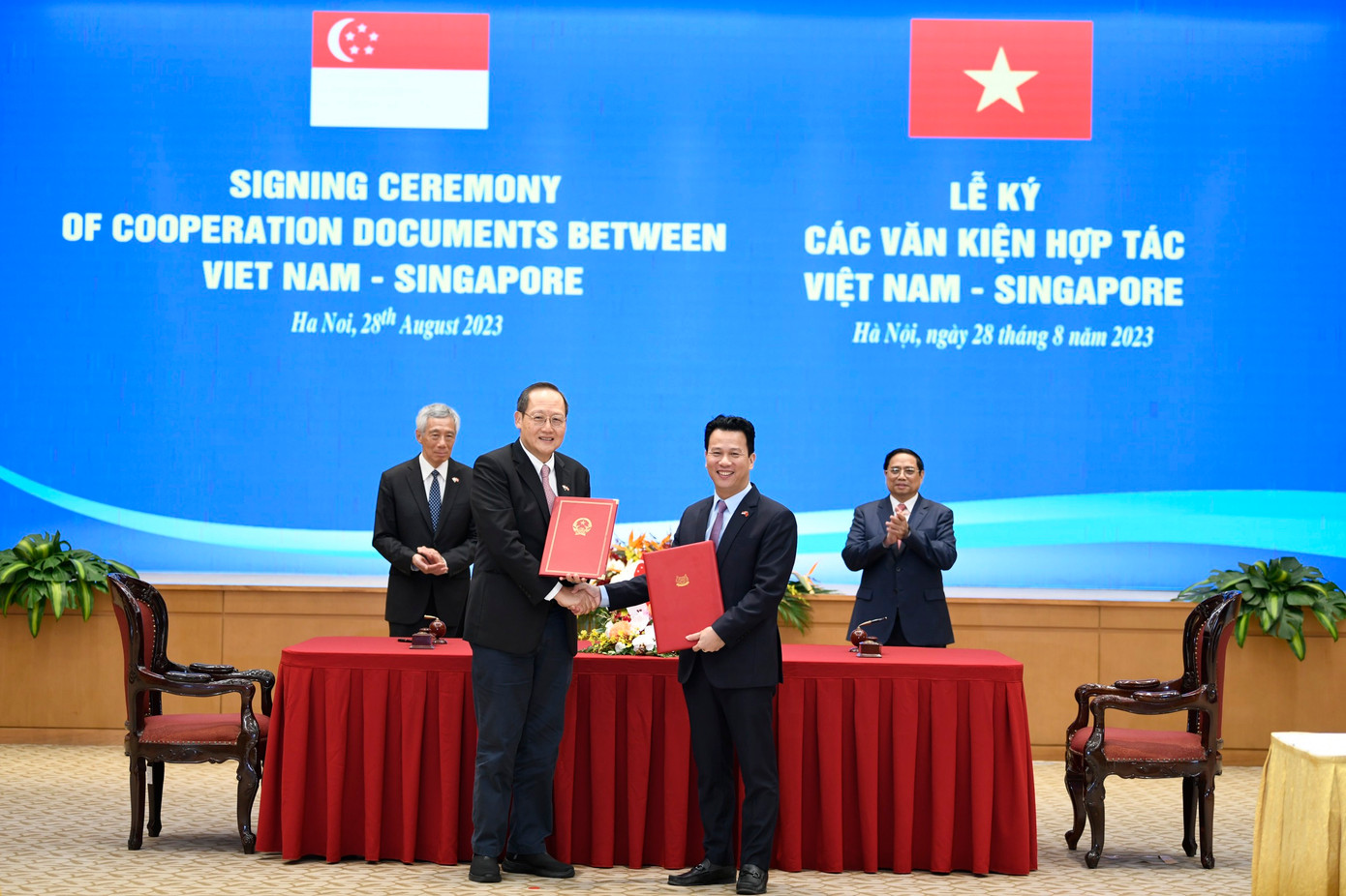 Hai Thủ tướng chứng kiến Bộ trưởng Bộ Tài nguyên và Môi trường Đặng Quốc Khánh và Bộ trưởng Bộ Nhân lực kiêm Bộ trưởng thứ hai Bộ Công thương Singapore Tan See Leng ký Ý định thư về việc tiếp tục thực hiện Bản ghi nhớ hợp tác theo Điều 6 Thỏa thuận Paris. (Ảnh: Như Ý) Hai Thủ tướng chứng kiến Bộ trưởng Bộ Tài nguyên và Môi trường Đặng Quốc Khánh và Bộ trưởng Bộ Nhân lực kiêm Bộ trưởng thứ hai Bộ Công thương Singapore Tan See Leng ký Ý định thư về việc tiếp tục thực hiện Bản ghi nhớ hợp tác theo Điều 6 Thỏa thuận Paris. (Ảnh: Như Ý)
