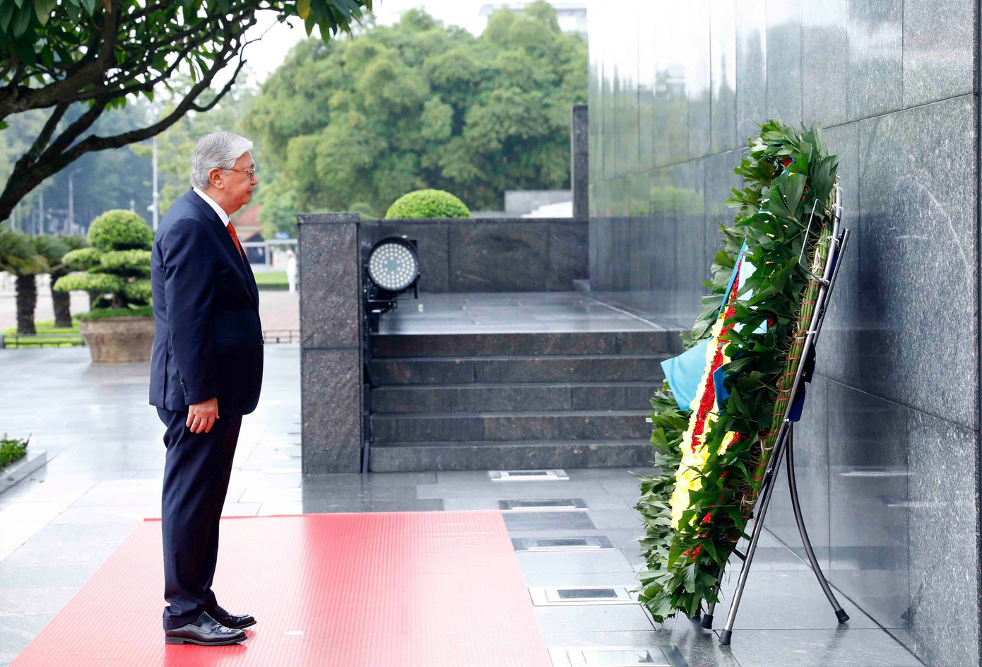 Tổng thống Kazakhstan Kassym Jomart Tokayev đặt vòng hoa tại Lăng Chủ tịch Hồ Chí Minh. (Ảnh: Như Ý)