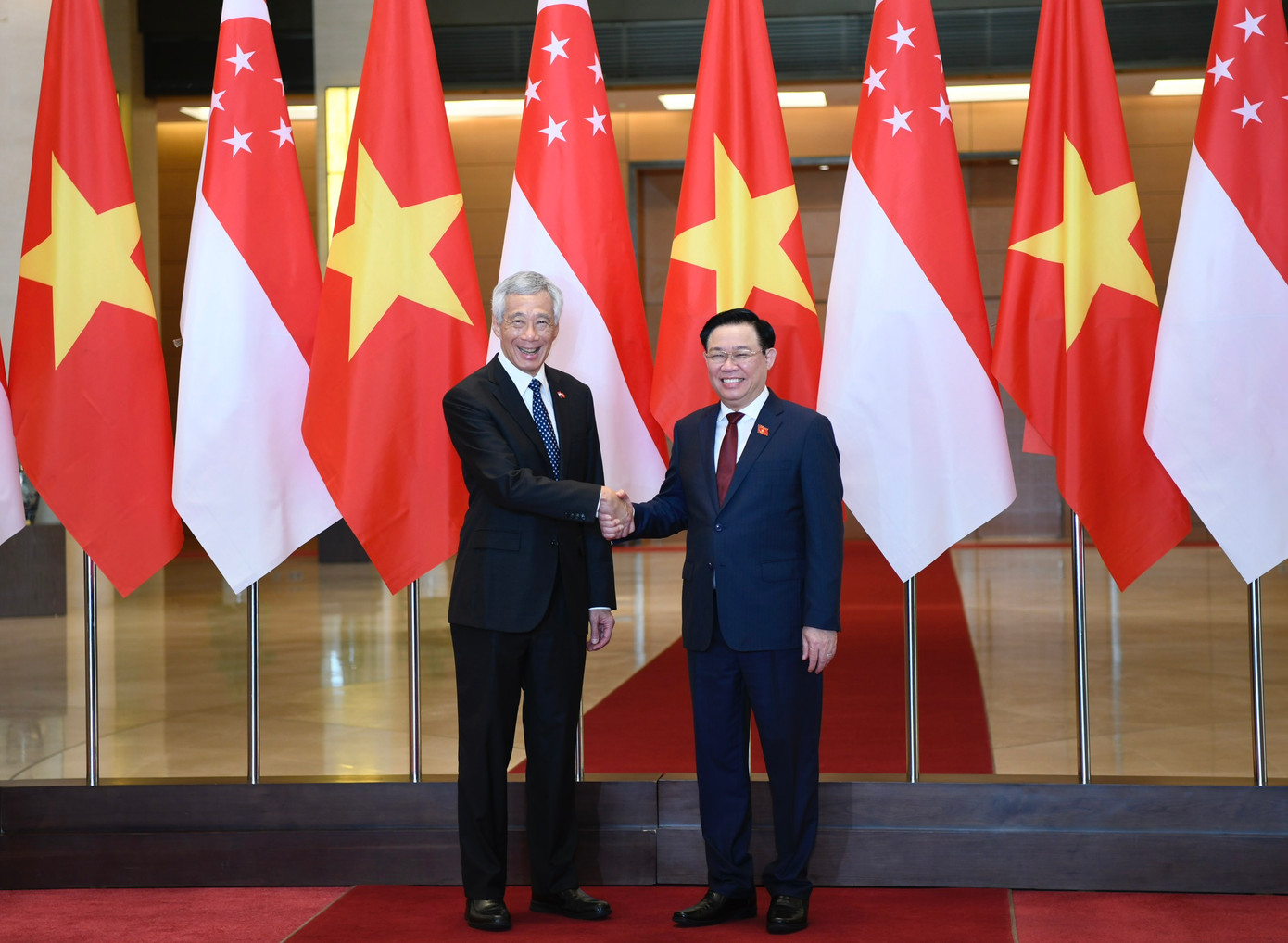 Chủ tịch Quốc hội Vương Đình Huệ và Thủ tướng Singapore Lý Hiển Long chụp ảnh lưu niệm trong cuộc gặp ngày 28/8. (Ảnh: Như Ý)