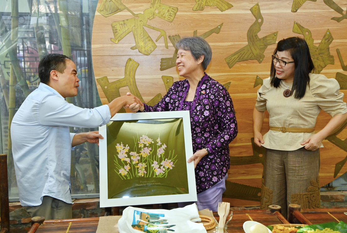 Phu nhân Hà Tinh được tặng bức tranh hoa lan được đặt theo tên Thủ tướng Phạm Minh Chính và Phu nhân Lê Thị Bích Trân tại vườn lan Singapore. (Ảnh: Nhật Huy) Phu nhân Hà Tinh được tặng bức tranh hoa lan được đặt theo tên Thủ tướng Phạm Minh Chính và Phu nhân Lê Thị Bích Trân tại vườn lan Singapore. (Ảnh: Nhật Huy)