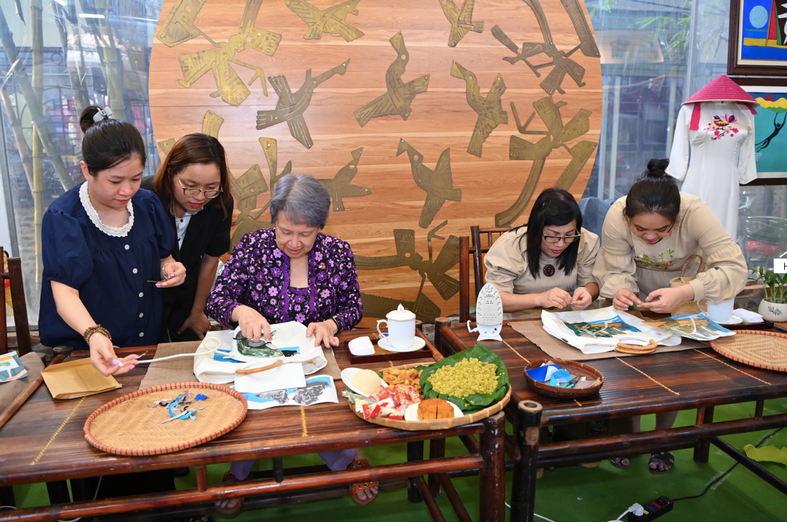 Hai Phu nhân trải nghiệm làm túi bằng vải vụn. (Ảnh: Nhật Huy) Hai Phu nhân trải nghiệm làm túi bằng vải vụn. (Ảnh: Nhật Huy)