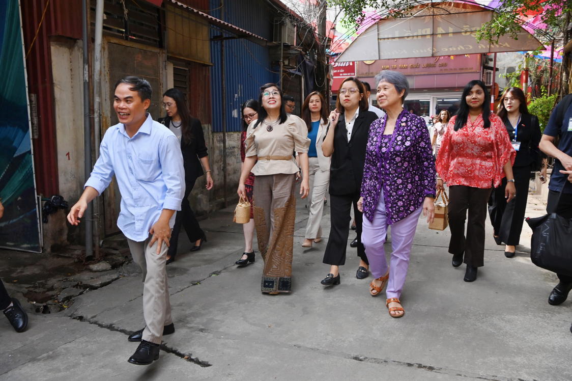Hai Phu nhân tham quan làng lụa Vạn Phúc. (Ảnh: Nhật Huy) Hai Phu nhân tham quan làng lụa Vạn Phúc. (Ảnh: Nhật Huy)