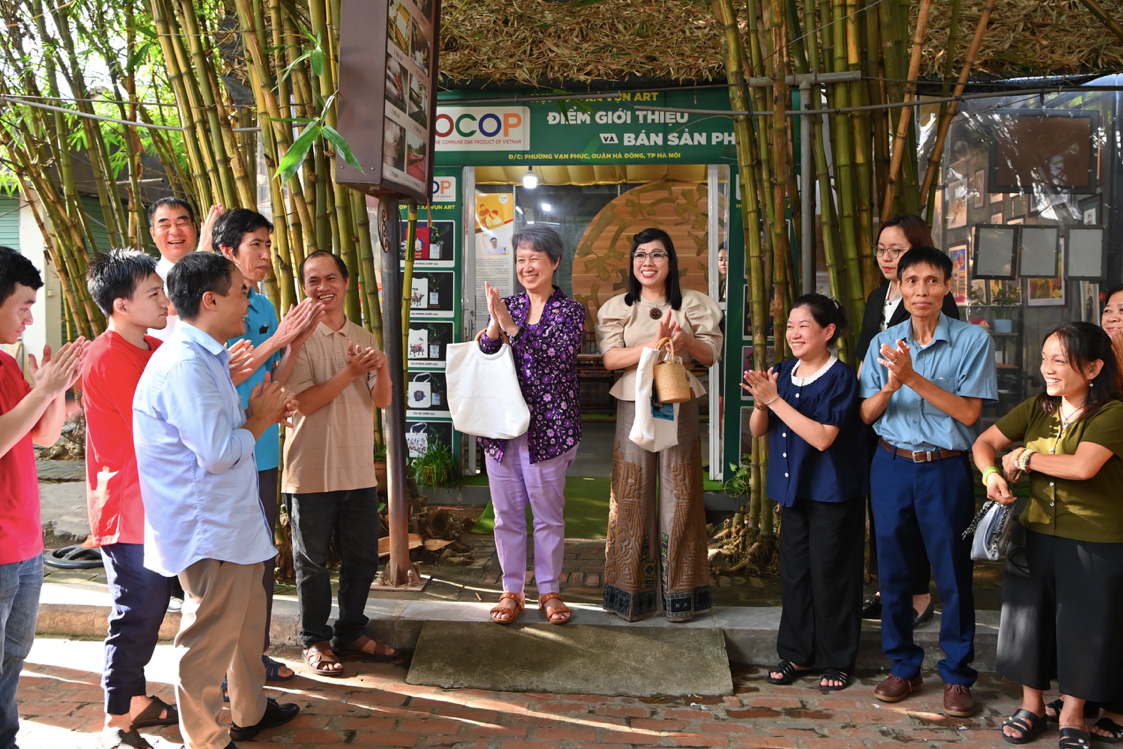 Hai Phu nhân giao lưu với các thành viên hợp tác xã. (Ảnh: Nhật Huy) Hai Phu nhân giao lưu với các thành viên hợp tác xã. (Ảnh: Nhật Huy)