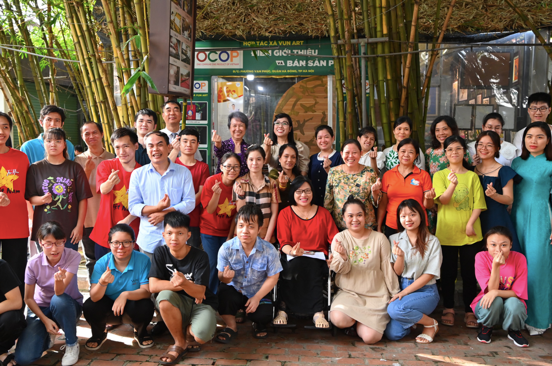 Hai Phu nhân chụp ảnh chung với các thành viên Hợp tác xã Vụn Art. (Ảnh: Nhật Huy) Hai Phu nhân chụp ảnh chung với các thành viên Hợp tác xã Vụn Art. (Ảnh: Nhật Huy)