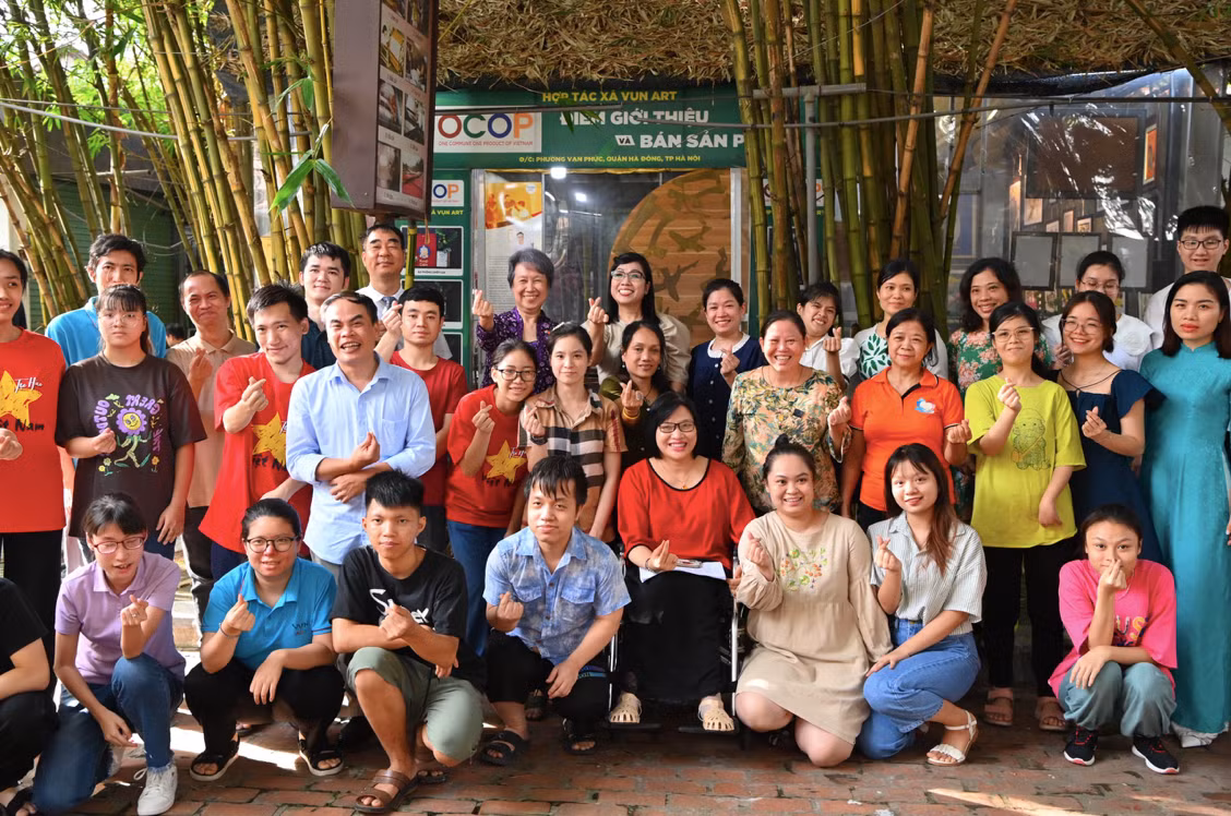 Hai Phu nhân chụp ảnh chung với các thành viên Hợp tác xã Vụn Art. (Ảnh: Nhật Huy)