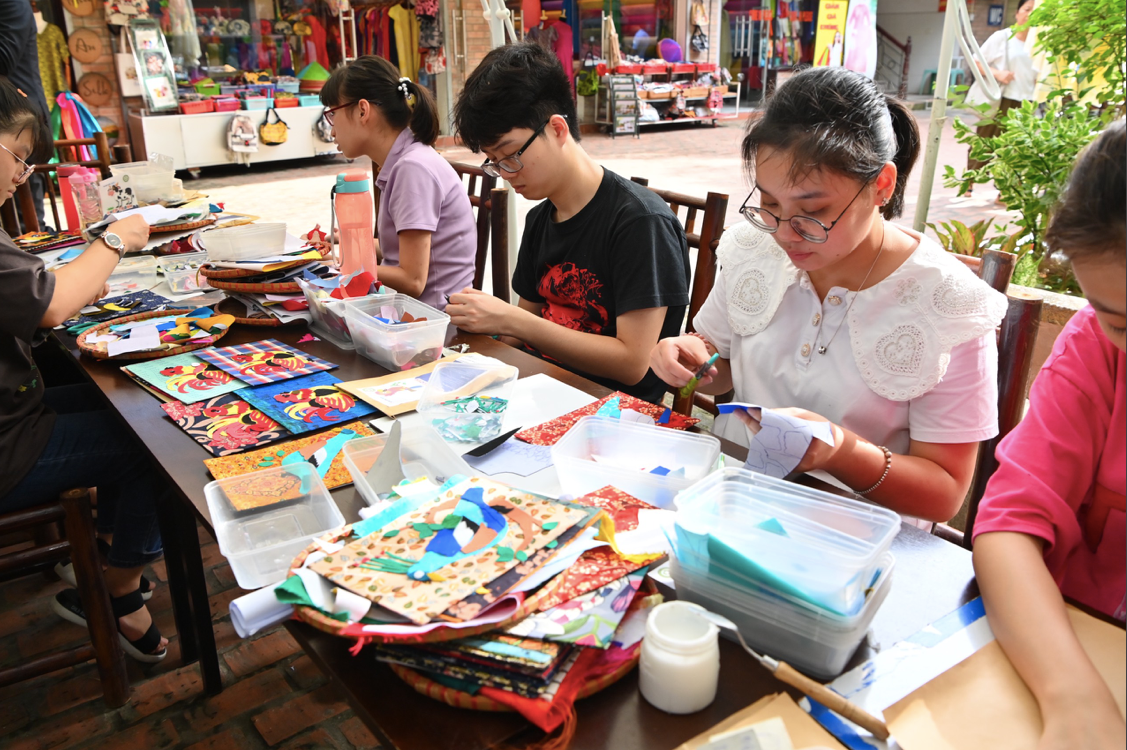 Thợ thủ công của Vụn Art sáng tạo sản phẩm từ vải vụn. (Ảnh: Nhật Huy) Thợ thủ công của Vụn Art sáng tạo sản phẩm từ vải vụn. (Ảnh: Nhật Huy)