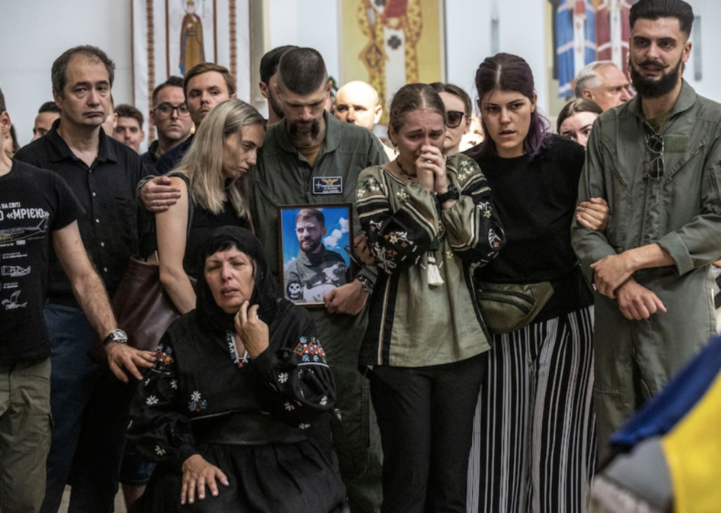 Người thân, bạn bè và đồng đội trong lễ tang phi công Andrii Pilshchikov. (Ảnh: Washington Post)