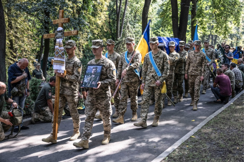 Lễ tang Andrii Pilshchikov diễn ra tại một nhà thờ ở Kiev. (Ảnh: Washington Post)