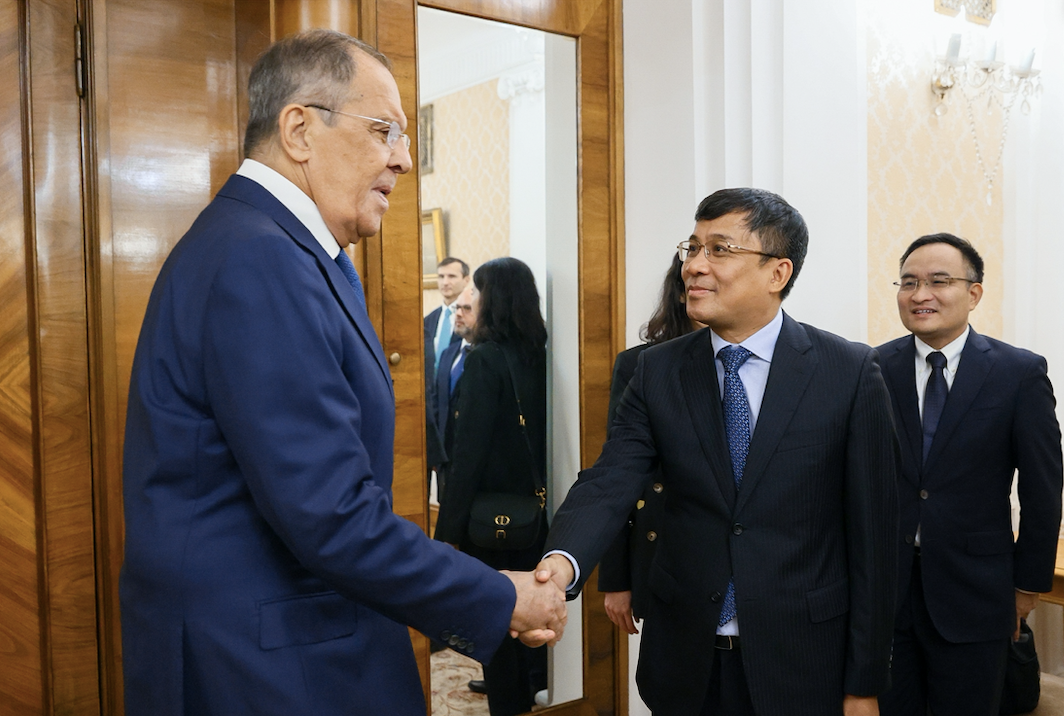 Thứ trưởng Ngoại giao Nguyễn Minh Vũ chào Bộ trưởng Ngoại giao Nga Sergei Lavrov. (Ảnh: Mofa)