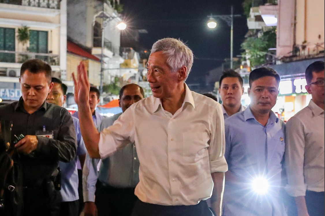 Ông Lý Hiển Long vẫy tay chào khi đi trên phố đi bộ. (Ảnh: Như Ý)