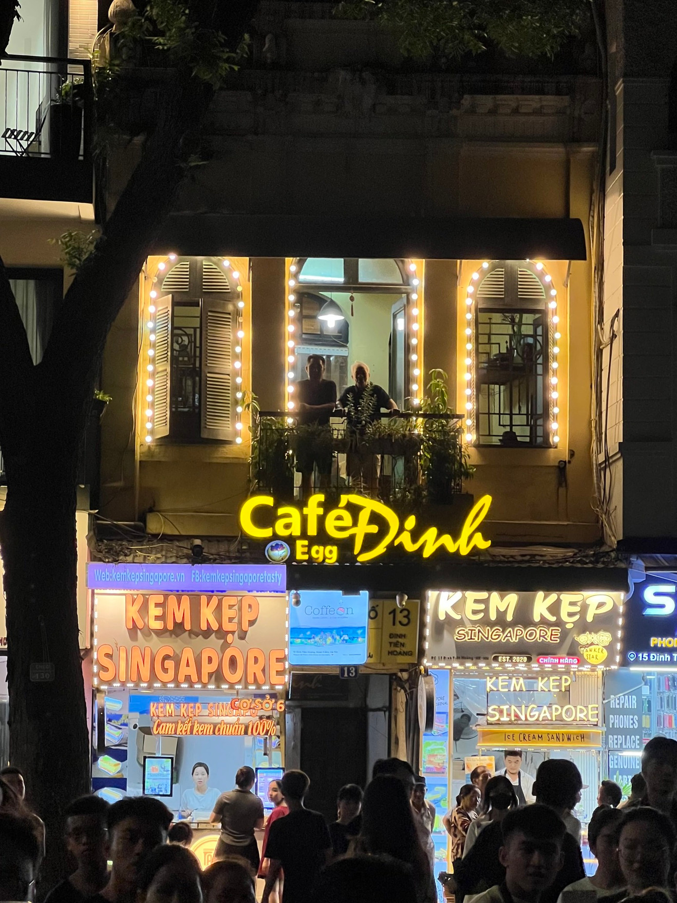 Với nhiều người dân và du khách đến Singapore, những cửa hàng bán sandwich kem rất phổ biến. Giờ cửa hàng kiểu này đã xuất hiện ở Việt Nam, nơi món ăn được gọi là “kem kẹp”. “Hy vọng người Việt Nam thích món kem này như chúng tôi”, ông Lý Hiển Long viết dưới bức ảnh do ông tự chụp. Với nhiều người dân và du khách đến Singapore, những cửa hàng bán sandwich kem rất phổ biến. Giờ cửa hàng kiểu này đã xuất hiện ở Việt Nam, nơi món ăn được gọi là “kem kẹp”. “Hy vọng người Việt Nam thích món kem này như chúng tôi”, ông Lý Hiển Long viết dưới bức ảnh do ông tự chụp.