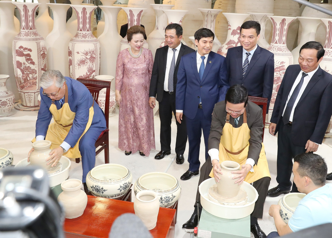 Chủ tịch nước Võ Văn Thưởng và Tổng thống Kazakhstan Kassym-Jomart Tokayev trải nghiệm làm gốm Chu Đậu. (Ảnh: Nhật Minh)