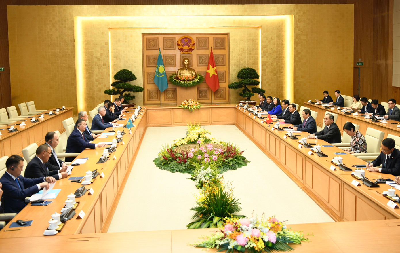 Thủ tướng Phạm Minh Chính cùng Tổng thống Kazakhstan và các quan chức cấp cao hai nước tại cuộc hội kiến ngày 21/8. (Ảnh: Như Ý)