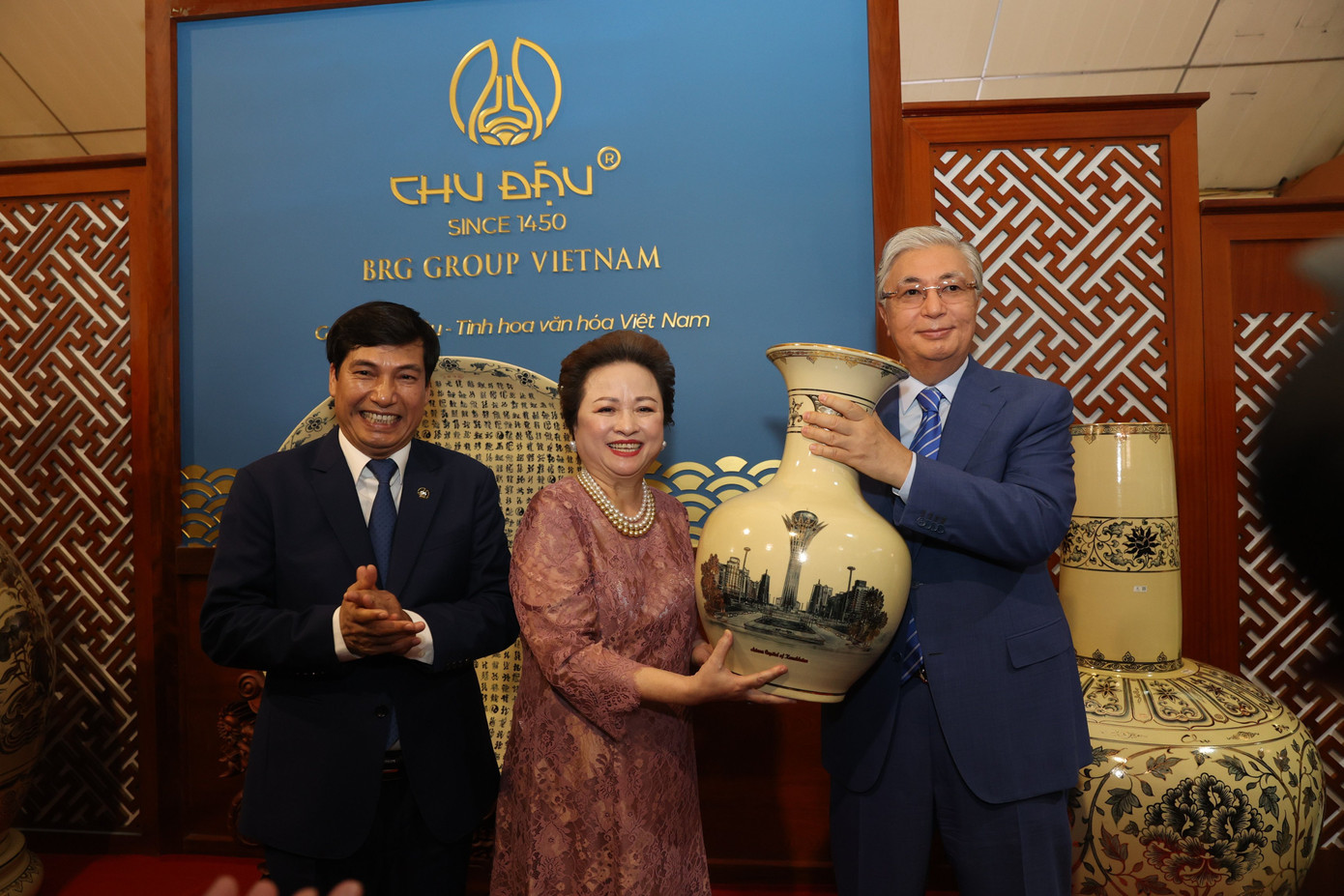 Lãnh đạo công ty tặng chiếc bình làm quà cho Tổng thống Kazakhstan. (Ảnh: Nhật Minh)