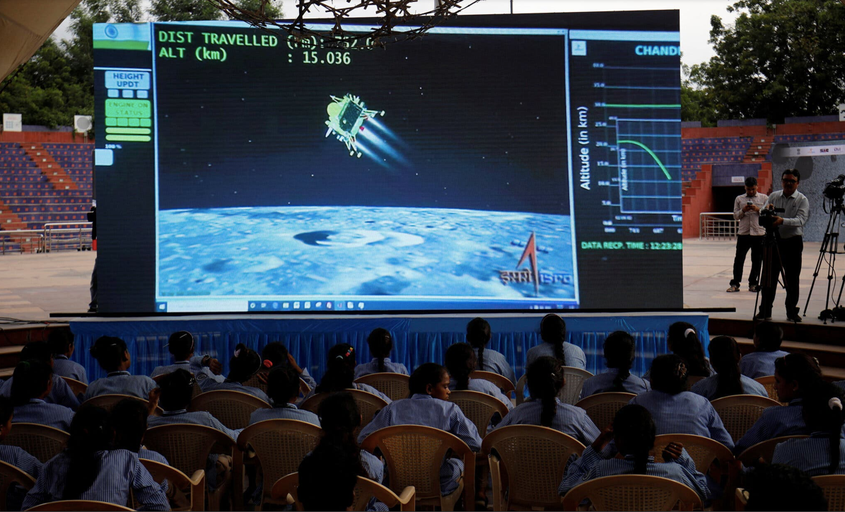 Màn hình tường thuật sự kiện tàu đổ bộ Chandrayaan-3 đáp xuống Mặt trăng tại Thành phố khoa học Gujavat ở Ahmedabad. (Ảnh: Reuters) Màn hình tường thuật sự kiện tàu đổ bộ Chandrayaan-3 đáp xuống Mặt trăng tại Thành phố khoa học Gujavat ở Ahmedabad. (Ảnh: Reuters)