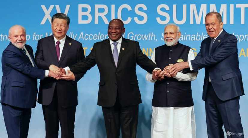 Lãnh đạo 4 quốc gia BRICS và Ngoại trưởng Nga Sergei Lavrov tại hội nghị thượng đỉnh ở Nam Phi ngày 24/8. (Ảnh: AP)