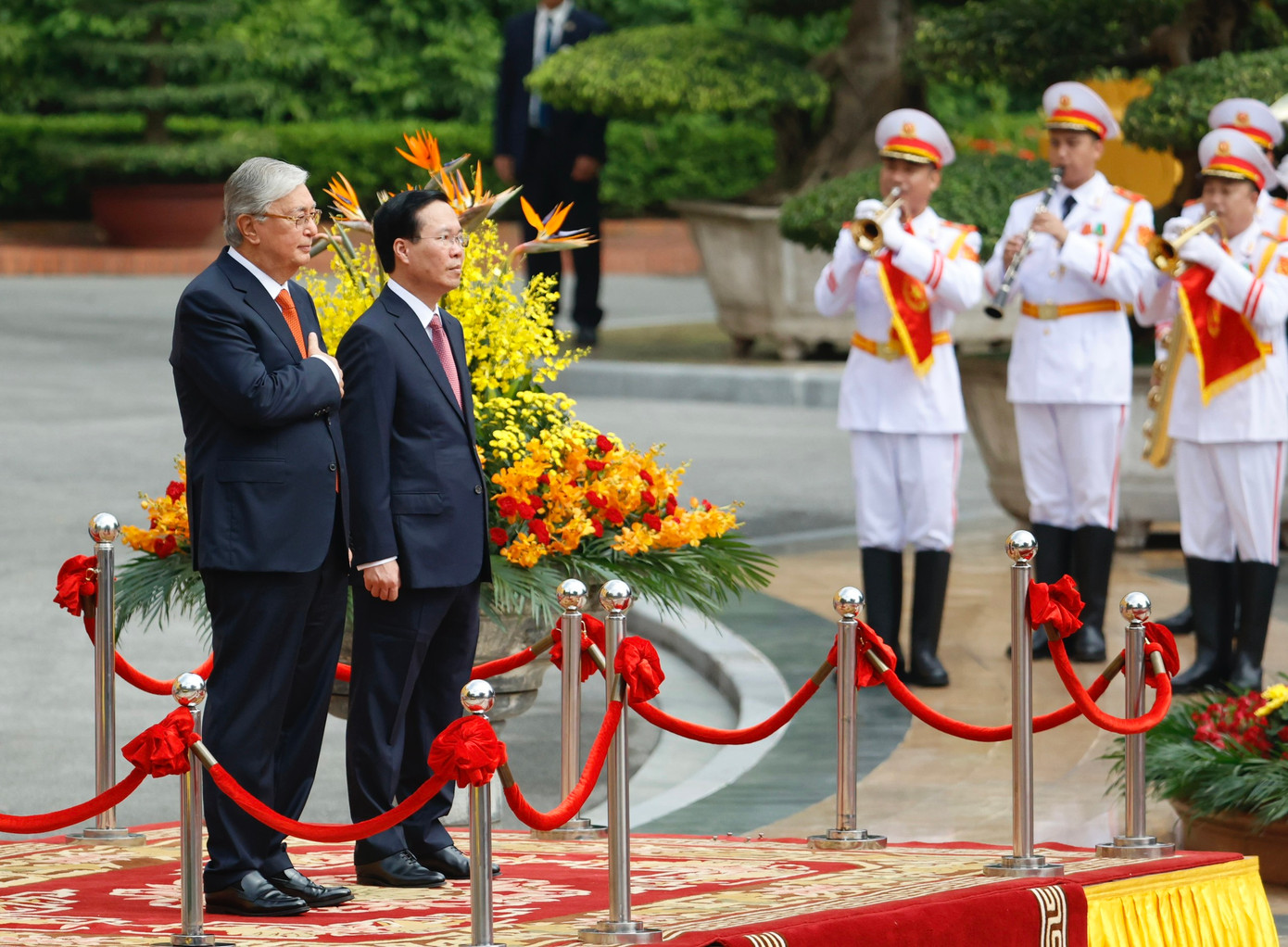 Hai nhà lãnh đạo thực hiện nghi lễ chào cờ. (Ảnh: Như Ý)