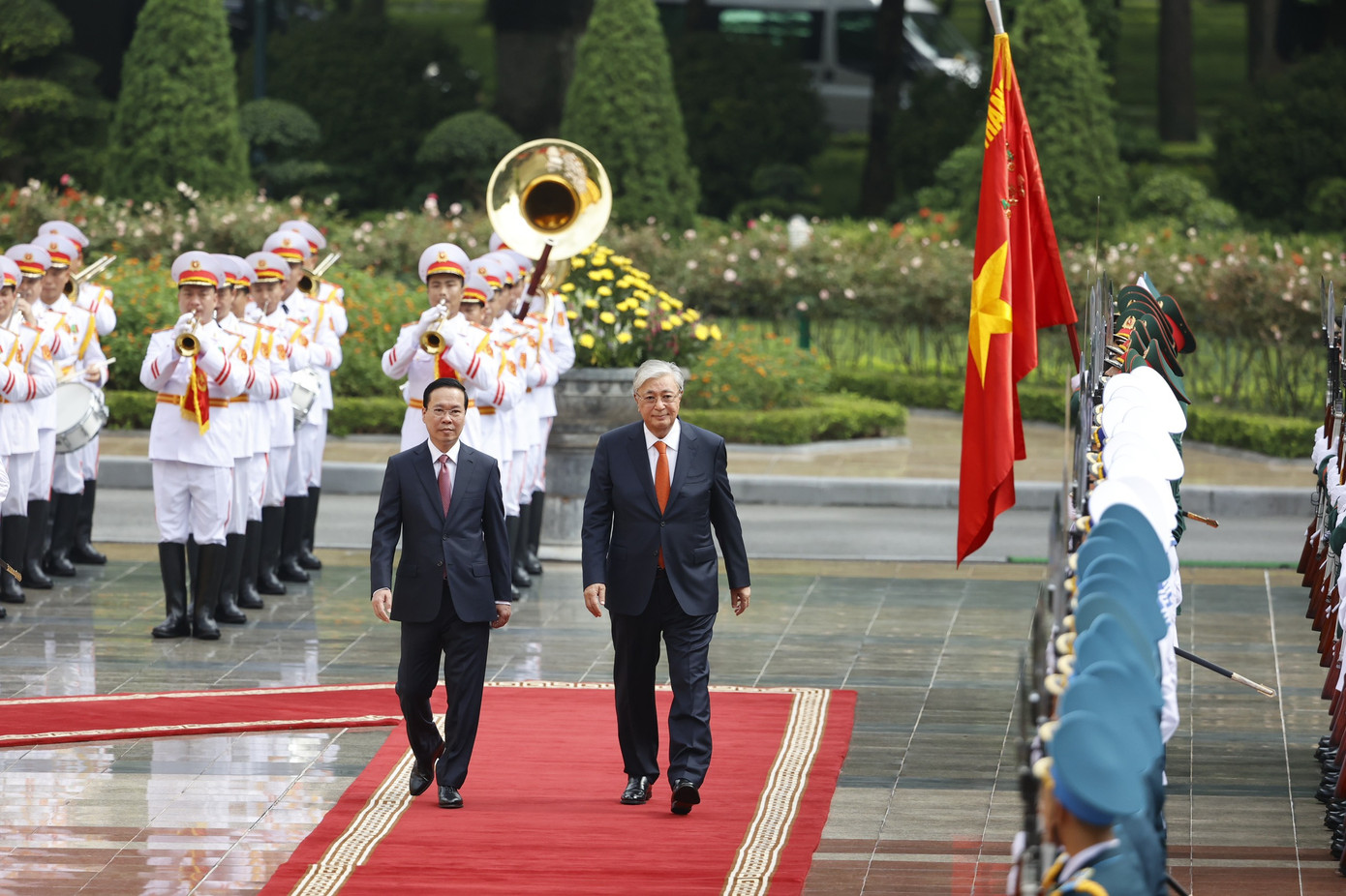 Chủ tịch nước Võ Văn Thưởng và Tổng thống Kazakhstan duyệt đội danh dự. (Ảnh: Như Ý)
