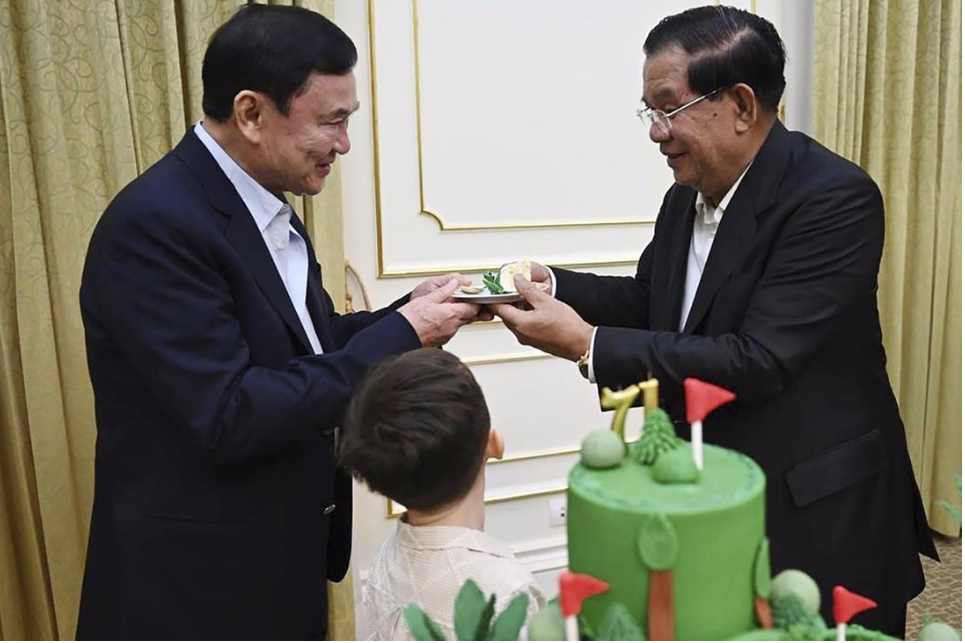 Cựu Thủ tướng Thái Lan Thaksin Shinawatra (trái) trong bữa tiệc sinh nhật của Thủ tướng Campuchia Hun Sen. (Ảnh: AP) Cựu Thủ tướng Thái Lan Thaksin Shinawatra (trái) trong bữa tiệc sinh nhật của Thủ tướng Campuchia Hun Sen. (Ảnh: AP)