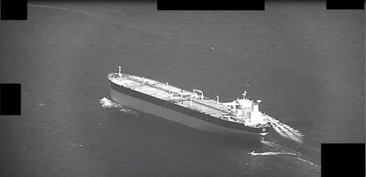 Tàu chở dầu Niovi treo cờ Panama bị bao vây khi đi qua eo biển Hormuz ngày 3/5. (Ảnh: Getty) Tàu chở dầu Niovi treo cờ Panama bị bao vây khi đi qua eo biển Hormuz ngày 3/5. (Ảnh: Getty)