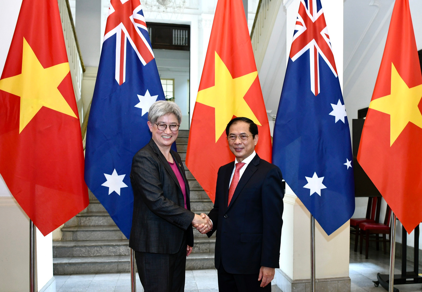 Bộ trưởng Ngoại giao Bùi Thanh Sơn và Bộ trưởng Ngoại giao Úc Penny Wong chụp ảnh chung trước khi đồng chủ trì hội nghị. (Ảnh: Như Ý)