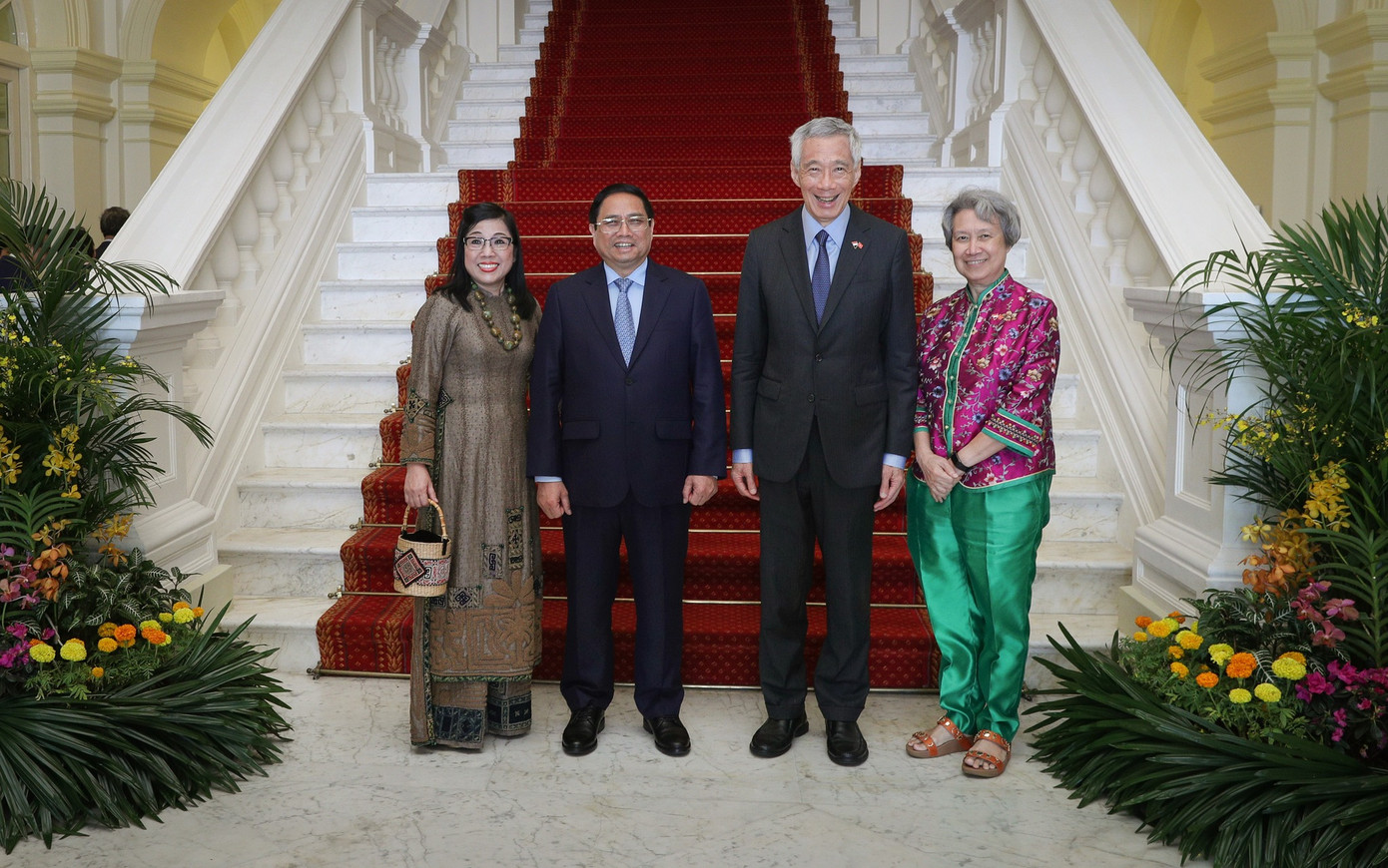Thủ tướng Phạm Minh Chính cùng Phu nhân Lê Thị Bích Trân và Thủ tướng Singapore Lý Hiển Long cùng Phu nhân Hà Tinh trong sự kiện tối 28/8. (Ảnh: Fb) Thủ tướng Phạm Minh Chính cùng Phu nhân Lê Thị Bích Trân và Thủ tướng Singapore Lý Hiển Long cùng Phu nhân Hà Tinh trong sự kiện tối 28/8. (Ảnh: Fb)