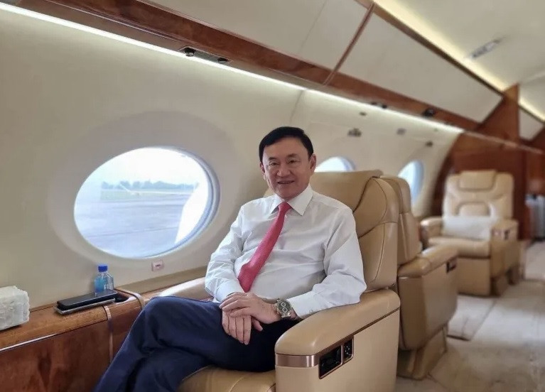 Cựu Thủ tướng Thái Lan Thaksin Shinawatra về nước bằng máy bay tư nhân sáng 22/8. (Ảnh: Reuters) Cựu Thủ tướng Thái Lan Thaksin Shinawatra về nước bằng máy bay tư nhân sáng 22/8. (Ảnh: Reuters)