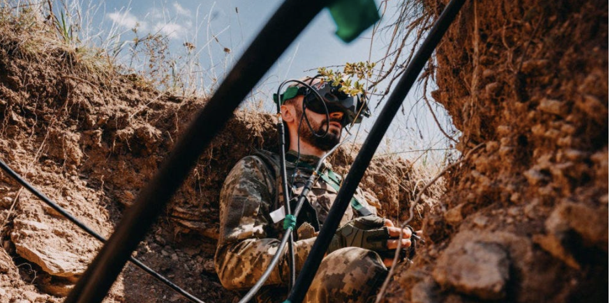 Một lính Ukraine điều khiển FPV trên chiến trường Donetsk. (Ảnh: Getty) Một lính Ukraine điều khiển FPV trên chiến trường Donetsk. (Ảnh: Getty)