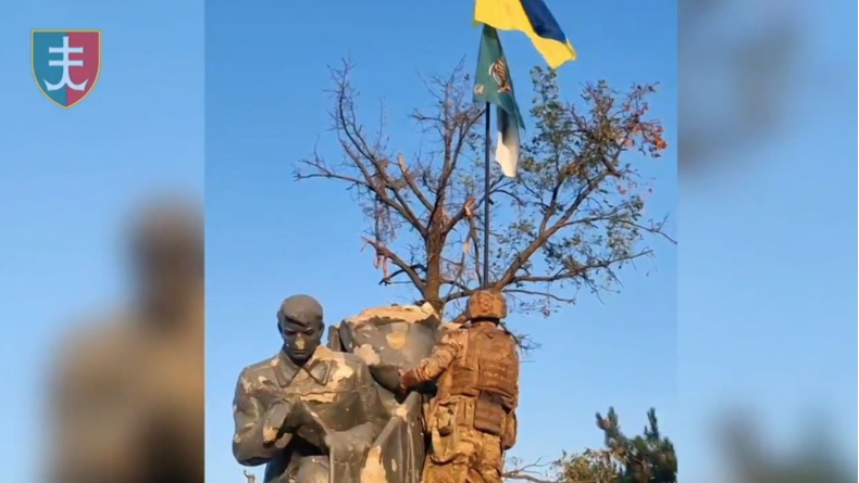 Cờ của Ukraine cắm ở làng Urozhaine. (Ảnh: BQP Ukraine) Cờ của Ukraine cắm ở làng Urozhaine. (Ảnh: BQP Ukraine)