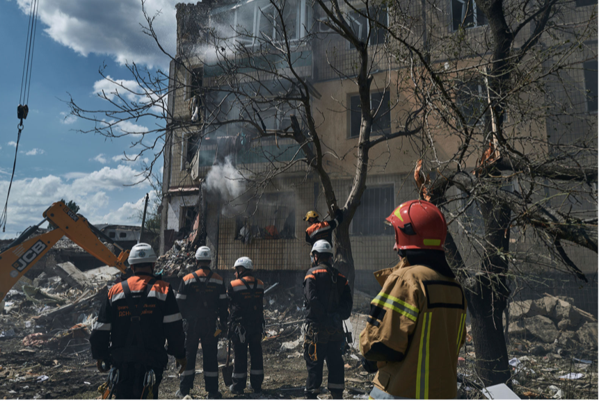 Hiện trường vụ tấn công bằng tên lửa vào thành phố Kryvyi Rih của Ukraine ngày 31/7. (Ảnh: AP) Hiện trường vụ tấn công bằng tên lửa vào thành phố Kryvyi Rih của Ukraine ngày 31/7. (Ảnh: AP)