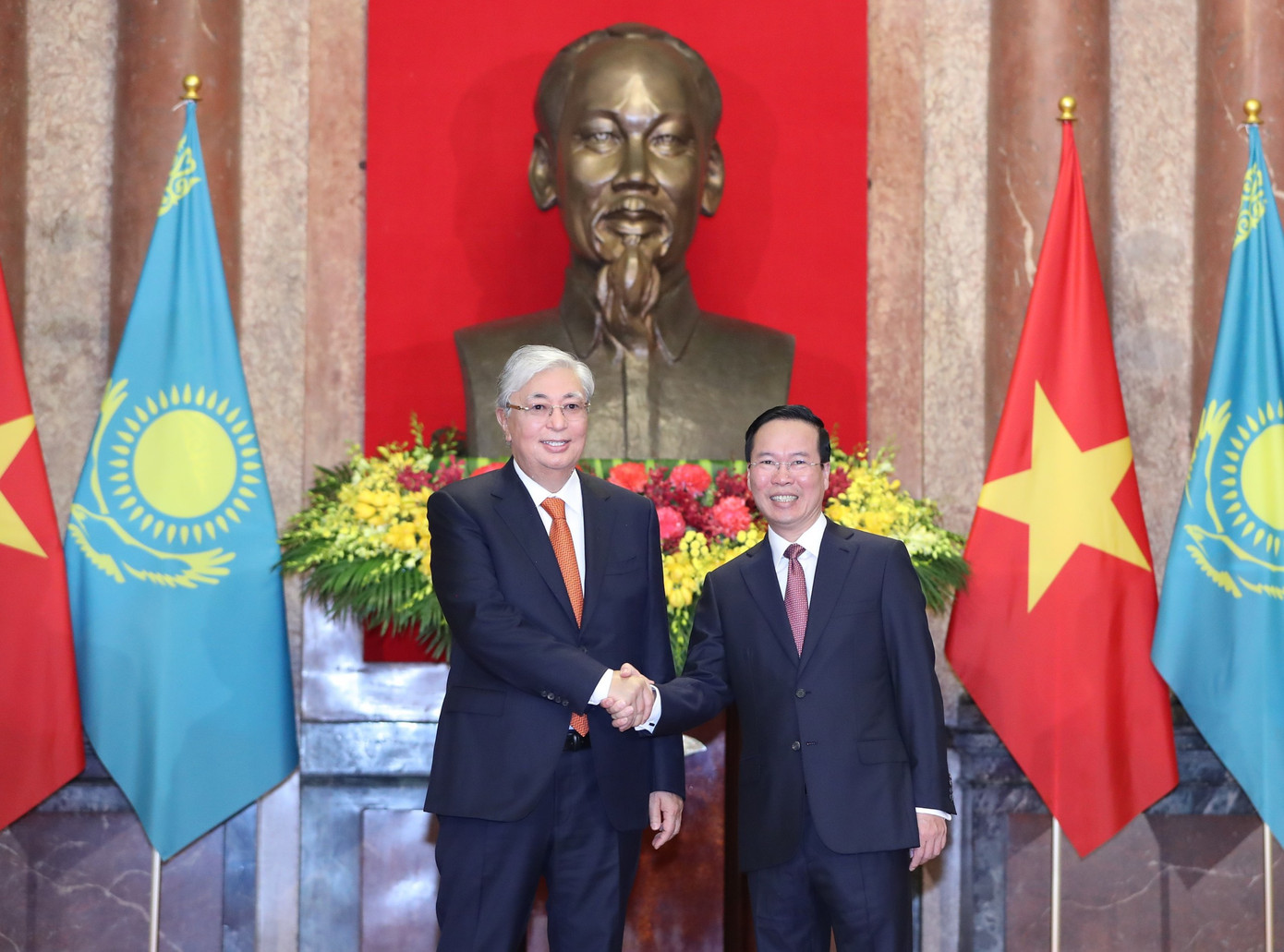 Chủ tịch nước Võ Văn Thưởng và Tổng thống Kazakhstan Kassym Jomart Tokayev chụp ảnh lưu niệm trước khi tiến hành hội đàm. (Ảnh: Như Ý)