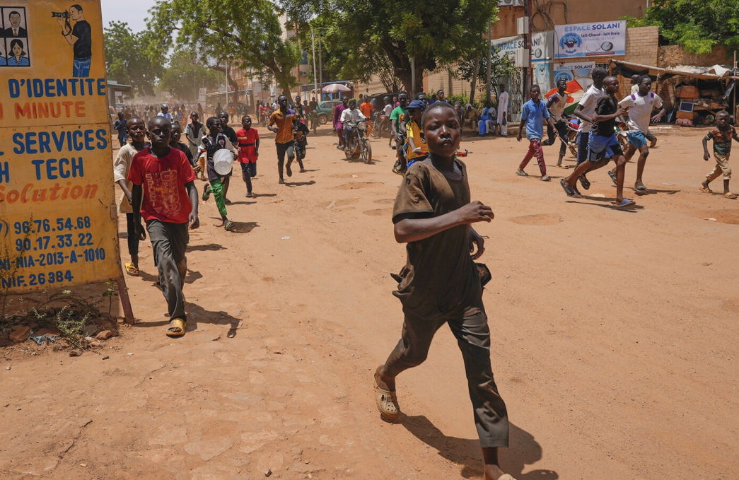 Người dân thủ đô Niamey xuống đường ngày 13/8 để phản đối ECOWAS và Pháp. (Ảnh: AP) Người dân thủ đô Niamey xuống đường ngày 13/8 để phản đối ECOWAS và Pháp. (Ảnh: AP)