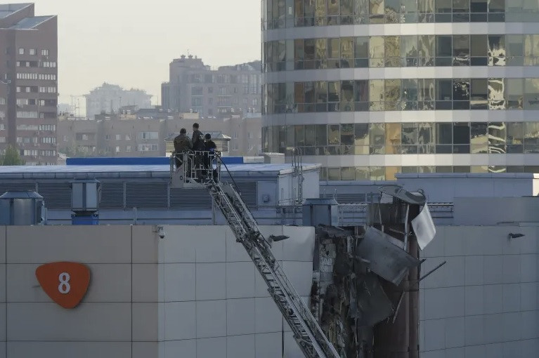 Chiếc UAV bị bắn rơi làm hỏng phần tường của trung tâm triển lãm ở Mátxcơva. (Ảnh: Reuters) Chiếc UAV bị bắn rơi làm hỏng phần tường của trung tâm triển lãm ở Mátxcơva. (Ảnh: Reuters)