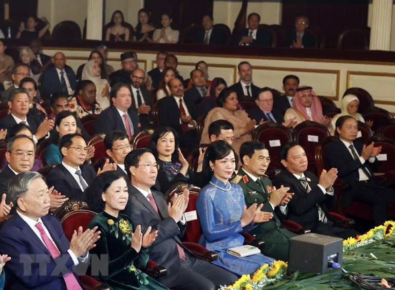 Chủ tịch nước Võ Văn Thưởng và Phu nhân cùng các quan chức và đại biểu quốc tế dự lễ kỷ niệm. (Ảnh: TTXVN)