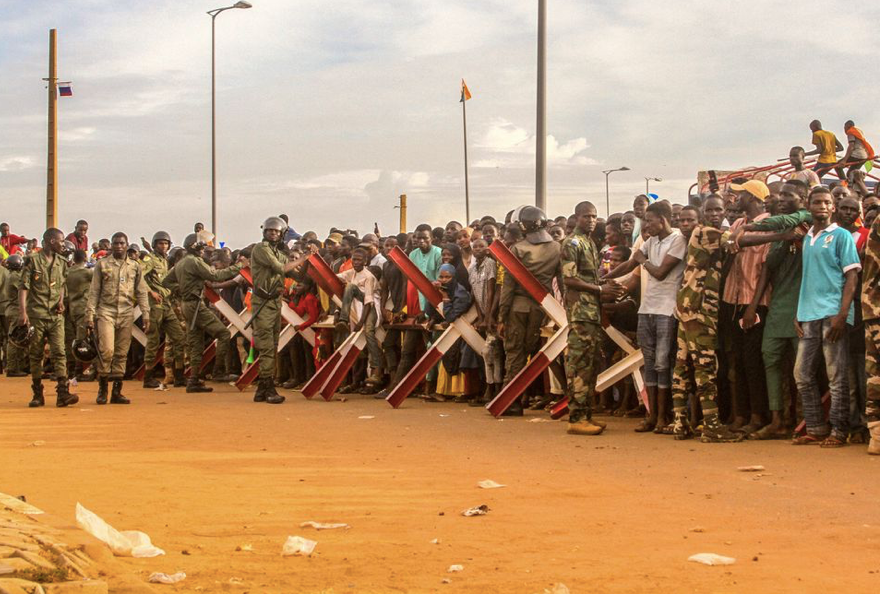 Những người ủng hộ chính quyền quân sự Niger tham gia cuộc biểu tình trước căn cứ quân sự của Pháp ở Niamey ngày 11/8. (Ảnh: Reuters) Những người ủng hộ chính quyền quân sự Niger tham gia cuộc biểu tình trước căn cứ quân sự của Pháp ở Niamey ngày 11/8. (Ảnh: Reuters)