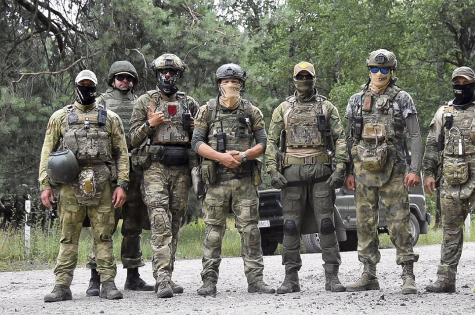 Chiến binh Wagner và binh lính Belarus. (Ảnh: AP)