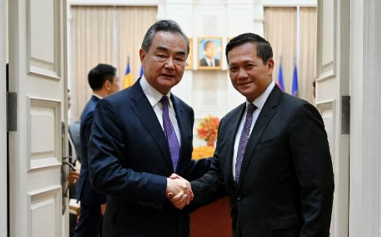 Thủ tướng kế nhiệm Campuchia Manet (phải) và Ngoại trưởng Trung Quốc Vương Nghị trong cuộc gặp ngày 13/8. (Ảnh: Khmer Times) Thủ tướng kế nhiệm Campuchia Manet (phải) và Ngoại trưởng Trung Quốc Vương Nghị trong cuộc gặp ngày 13/8. (Ảnh: Khmer Times)