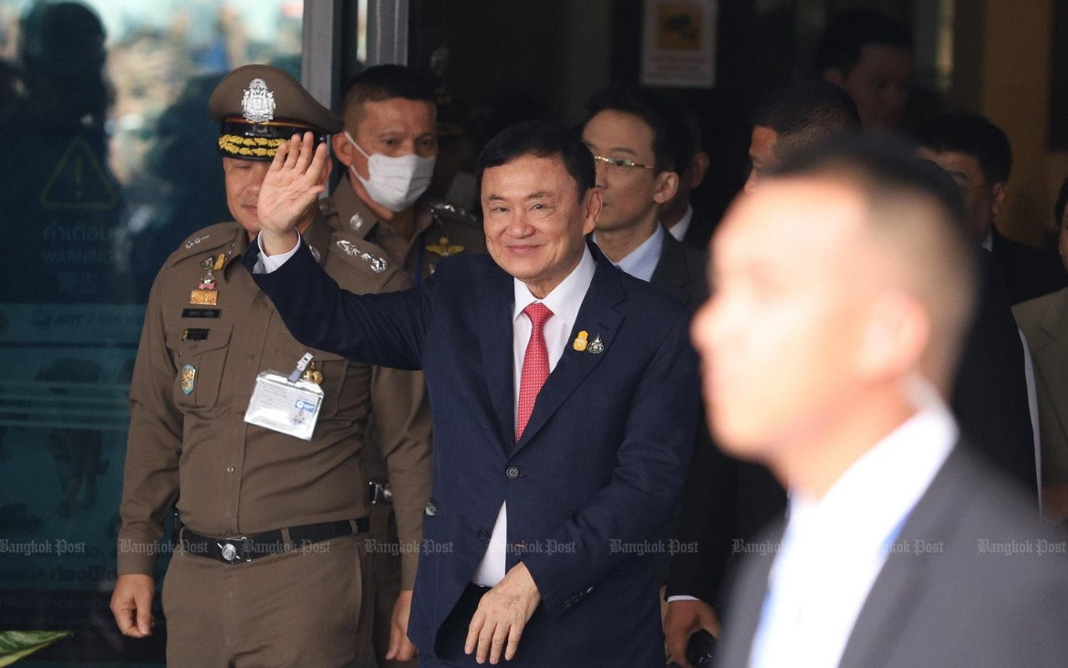 Hình ảnh ông Thaksin khi về nước hôm 22/8. (Ảnh: Bangkok Post) Hình ảnh ông Thaksin khi về nước hôm 22/8. (Ảnh: Bangkok Post)