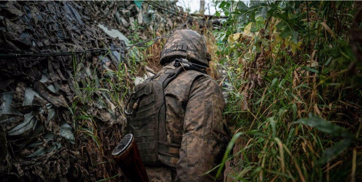 Lính Ukraine đi trong một chiến hào ở tiền tuyến vùng Donbass ngày 28/7. (Ảnh: Getty) Lính Ukraine đi trong một chiến hào ở tiền tuyến vùng Donbass ngày 28/7. (Ảnh: Getty)